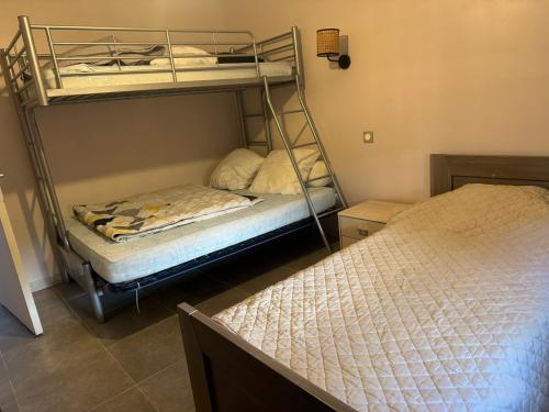 Ce dortoir comprend 2 lits superposés. dans l'établissement Nid douillet, à Villemoustaussou