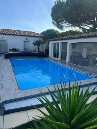 une piscine dans l'arrière-cour d'une maison dans l'établissement Nid douillet, à Villemoustaussou