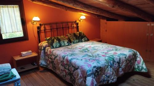 A bed or beds in a room at Casa Rural El Riandero