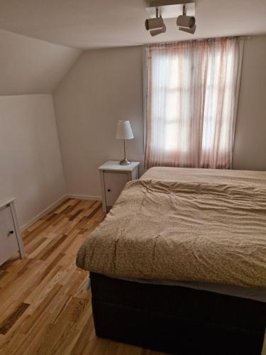 Ein Bett oder Betten in einem Zimmer der Unterkunft fågel
