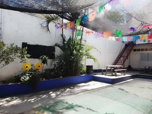 une pièce avec un mur avec une table et des drapeaux dans l'établissement El Refugio, à Oaxaca