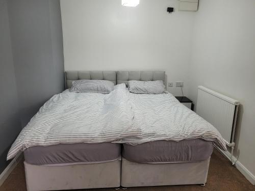 Modern Apartment in Lutonにあるベッド