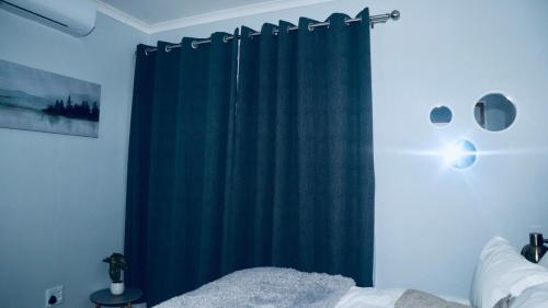 Una cama o camas en una habitación de CAVE Properties Group