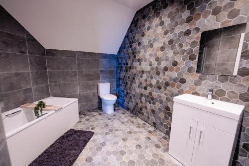 Et badeværelse på SPACIOUS & MODERN 3-BED & High Ceiling