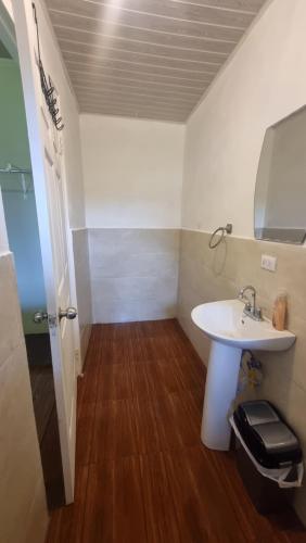 a bathroom with a sink and a mirror at Vistaverdeboquete in Boquete