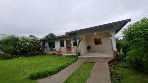 a house with a green lawn in front of it at Vistaverdeboquete in Boquete
