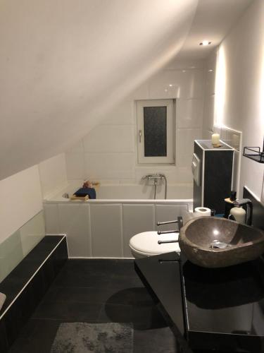 ジーゲンにあるSiegen Zentral Ferienwohnung 1 bis zum12 Schlafplätzeの洗面台と浴槽のあるバスルーム