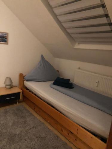 ジーゲンにあるSiegen Zentral Ferienwohnung 1 bis zum12 Schlafplätzeの木枠の小さな部屋のベッド1台