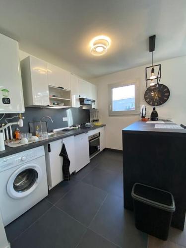 une cuisine avec un lave-linge et un lave-linge dans l'établissement Apt lumineux à 10 min de Paris, au Kremlin-Bicêtre