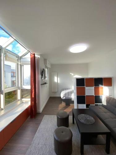 un salon avec un canapé et une table dans l'établissement Apt lumineux à 10 min de Paris, au Kremlin-Bicêtre