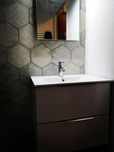 une salle de bain avec un lavabo et un miroir dans l'établissement MyHome - Plein Soleil 31 - Charmant studio 4 personnes au pied des pistes - Val Claret, à Tignes