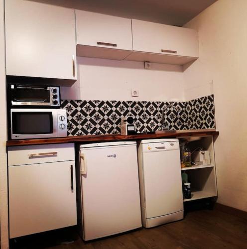 Il comprend une cuisine équipée de 2 réfrigérateurs et d'un four micro-ondes. dans l'établissement MyHome - Plein Soleil 31 - Charmant studio 4 personnes au pied des pistes - Val Claret, à Tignes