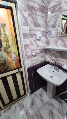 A bathroom at the flowers apartment