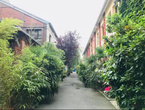 an alley with plants on the side of a building at Ecrin de verdure aux portes de Paris in Arcueil
