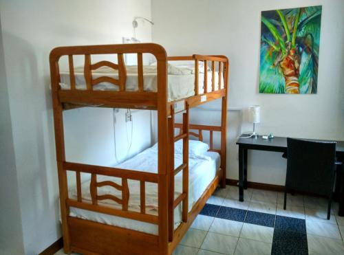 Postel nebo postele na pokoji v ubytování Haikou Banana Hostel