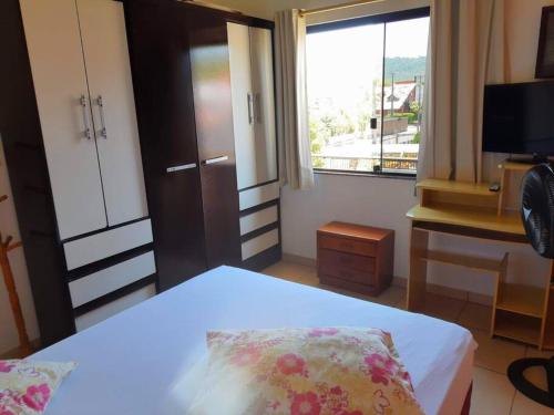 Μια τηλεόραση ή/και κέντρο ψυχαγωγίας στο Casa da Jô Garopaba