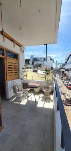 a patio with a table and chairs on a roof at Tus Recuerdos in Santo Domingo