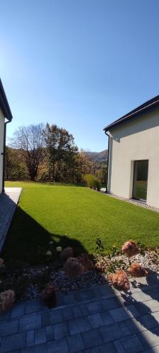 a large yard with a building and a lawn at Nowa Osada in Łącko