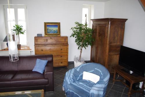 a living room with a couch and a chair at Villa Audresselles in Ambleteuse