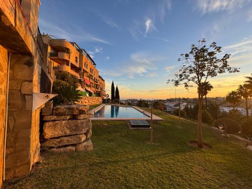 un edificio con piscina al lado de un edificio en Eden Golf 4 - Riviera Del Sol, en Sitio de Calahonda