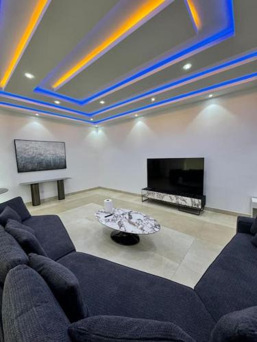TV a/nebo společenská místnost v ubytování OceanView Ndayane - Villa de luxe avec vue sur mer et piscine