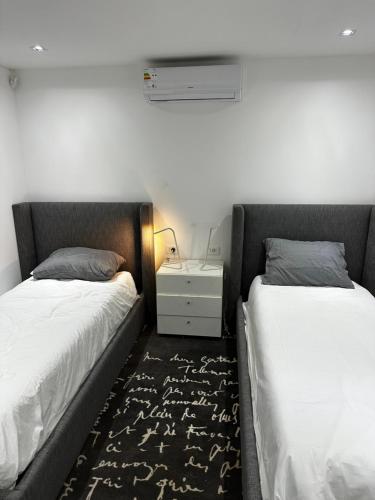 two beds sitting next to each other in a bedroom at Enigma in José Ignacio