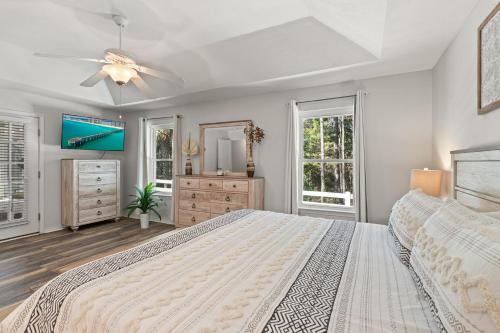 Ένα ή περισσότερα κρεβάτια σε δωμάτιο στο Navarre Oasis - Heated Saltwater Pool, Hot tub & Game room - Minutes from the beach!