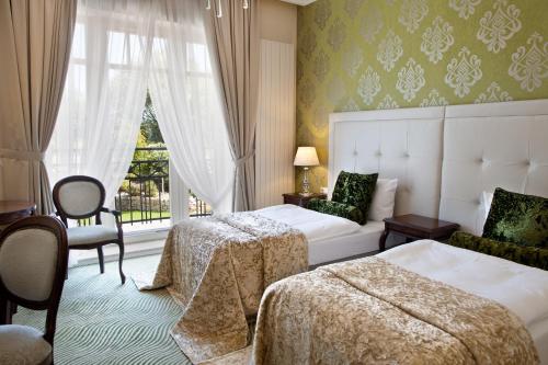 Säng eller sängar i ett rum på Rezydencja Luxury Hotel Bytom Piekary Śląskie