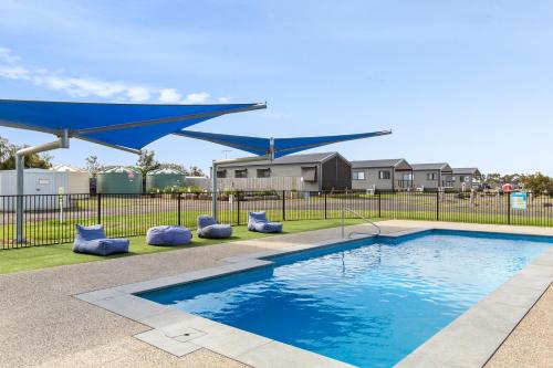 Bazén v ubytování Swan Bay Holiday Park nebo v jeho okolí