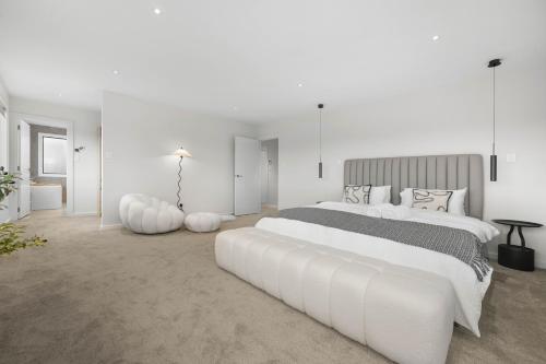 Кровать или кровати в номере Devonport- Bayswater Luxury Home with BBQ