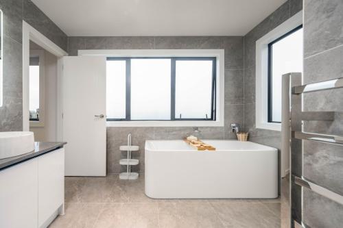 Ванная комната в Devonport- Bayswater Luxury Home with BBQ