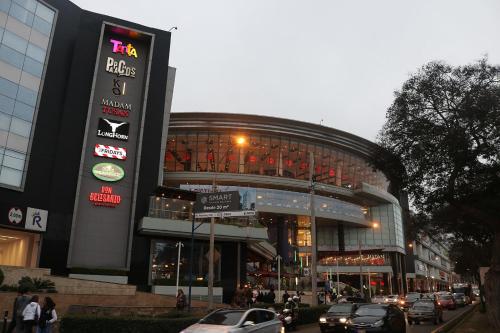 a large building with cars parked in front of it at Apartamento dúplex exclusivo y céntrico in Lima