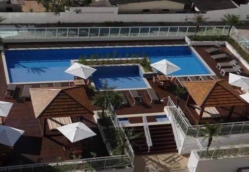 an overhead view of a swimming pool with umbrellas at o MELHOR DA PRAIA BRAVA !!! in Itajaí
