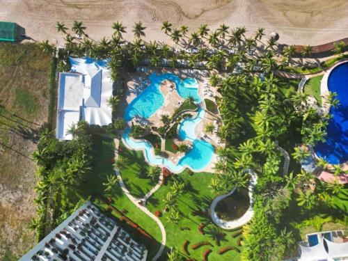 an overhead view of a pool at a resort at A pie de mar en zona hotelera, 1BR condo In Monarca Ixtapa, no pagas brazalete in Ixtapa
