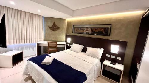Un dormitorio con una cama grande con una manta azul. en MARINAS PRAIA FLAT, en João Pessoa