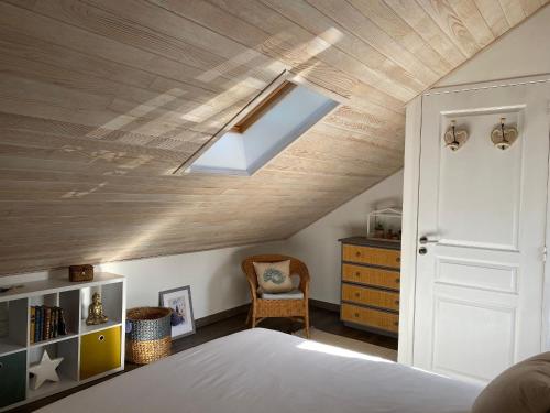 a bedroom with a ceiling with a skylight at Charmante maison rénovée au calme avec jardin privatif, à 500m des plages et proche commerces - FR-1-306-1082 in Batz-sur-Mer