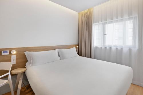 Кровать или кровати в номере B&B HOTEL Viana do Castelo