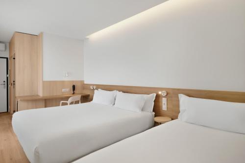 Кровать или кровати в номере B&B HOTEL Viana do Castelo