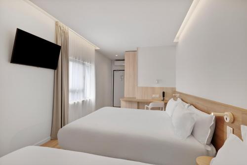 Postel nebo postele na pokoji v ubytování B&B HOTEL Viana do Castelo