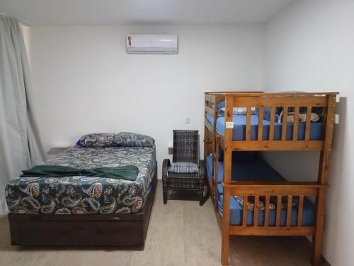 - une chambre avec des lits superposés et une échelle dans l'établissement Casa El Badan Olímpia Thermas dos Laranjais Roma, à Olímpia