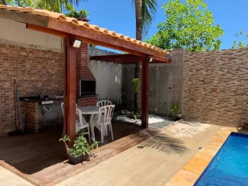 Bazén v ubytování Linda casa em Enseada dos Corais nebo v jeho okolí