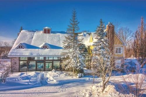 a house with a snow covered roof at Country Retreat Horseshoe Valley in Shanty Bay
