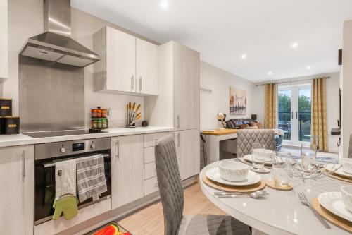 a kitchen and dining room with a table and chairs at Beaver Stays- Coventry Serviced Apartment in Coventry