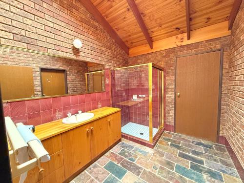 Ένα μπάνιο στο Redgum Motel