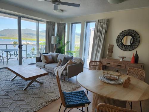 una sala de estar con un sofá y una mesa en 1 Bedroom Apt Ocean view on the Cairns Esplanade, en Cairns