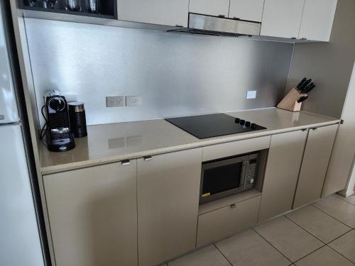 Una cocina o zona de cocina en 1 Bedroom Apt Ocean view on the Cairns Esplanade