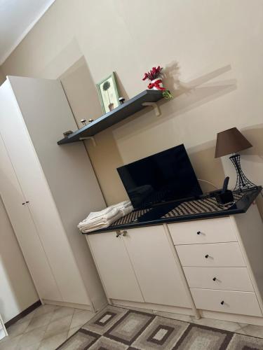 a room with a desk with a laptop on it at Appartamento GEAs in Casale Monferrato