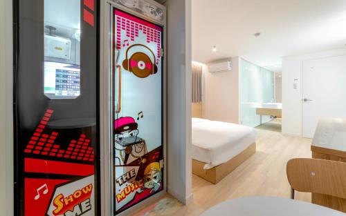 a coca cola vending machine in a bedroom at Aank Hotel Incheon Bupyeong in Incheon