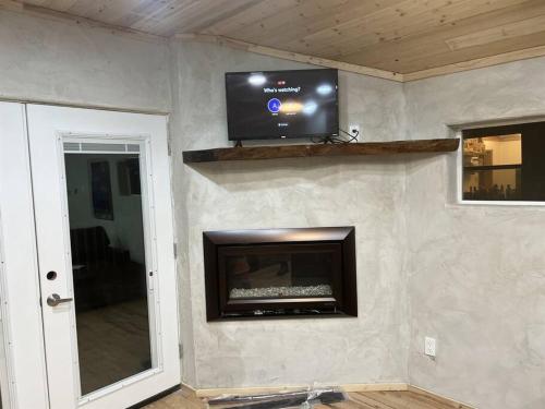 TV a/nebo společenská místnost v ubytování Tiny Cozy Cabin in Historic Upper Canyon