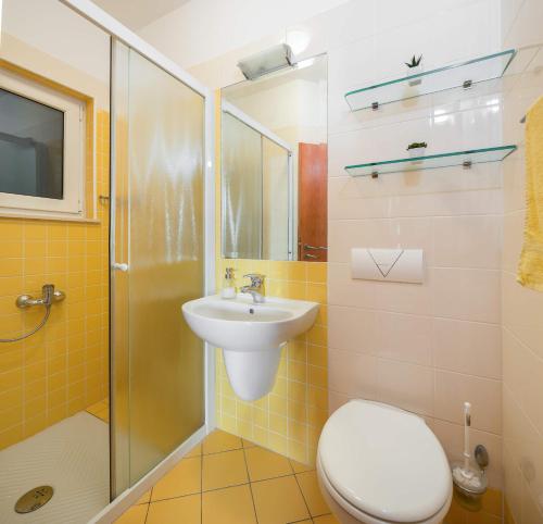 Vonios kambarys apgyvendinimo įstaigoje Apartments Katica